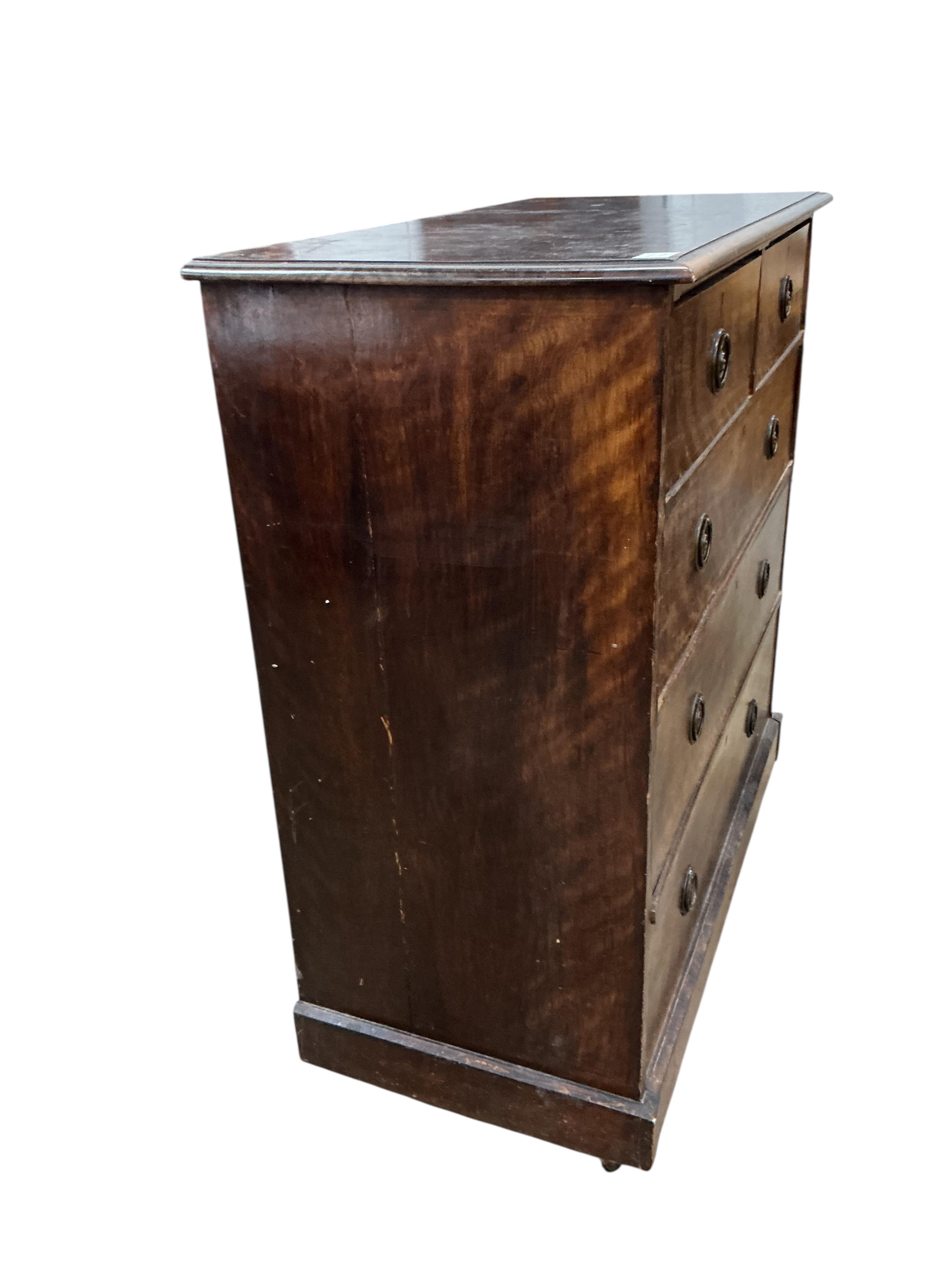 A George IV mahogany chest of drawers, width 107cm, depth 52cm, height 112cm